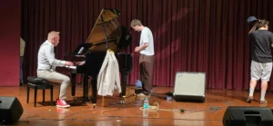professional-grand-piano-setup-for-live-concert